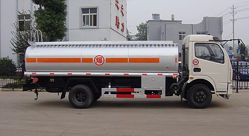 东风多利卡加油车装油5－7立方米
